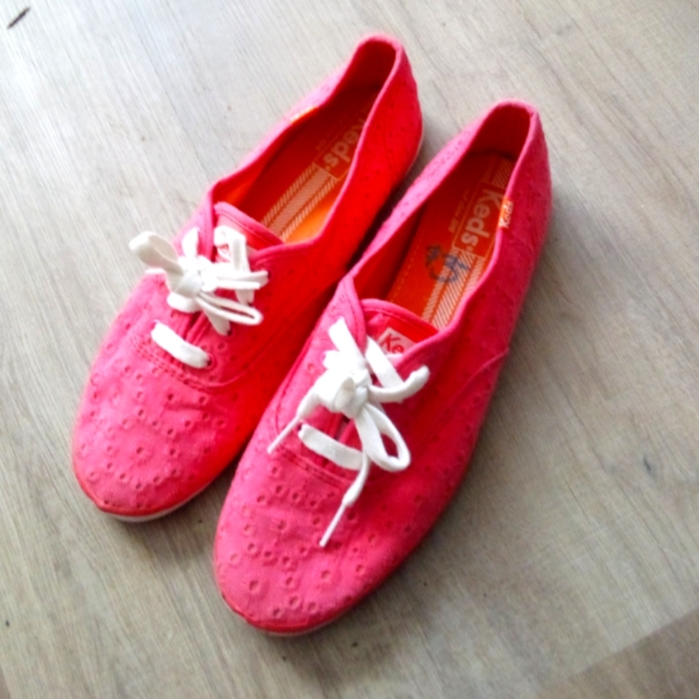 Vintage daisy lace keds